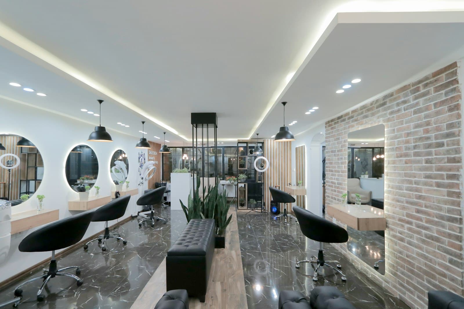 Salão de beleza moderno com espelhos e iluminação clean