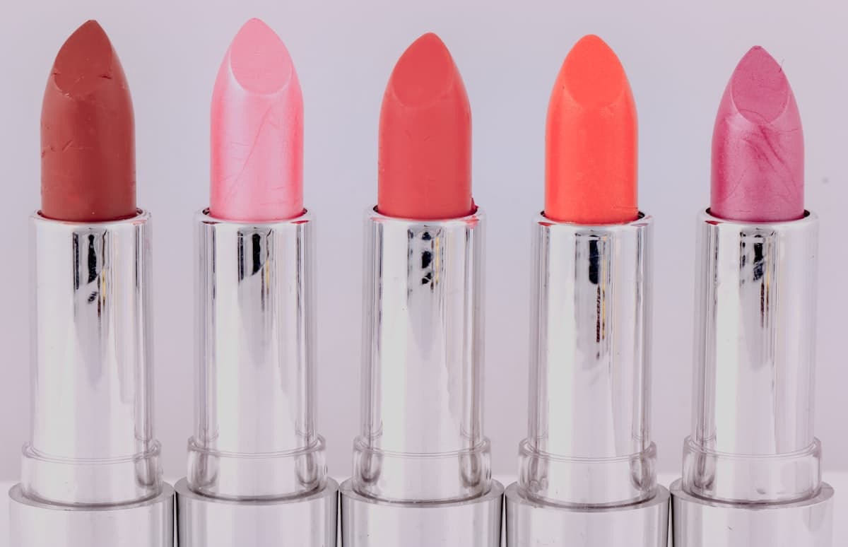 Batons em tons coral, rosa e terracota